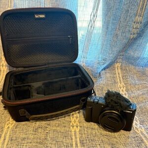 Sony ZV-1F Vlog Camera with Case (Black)